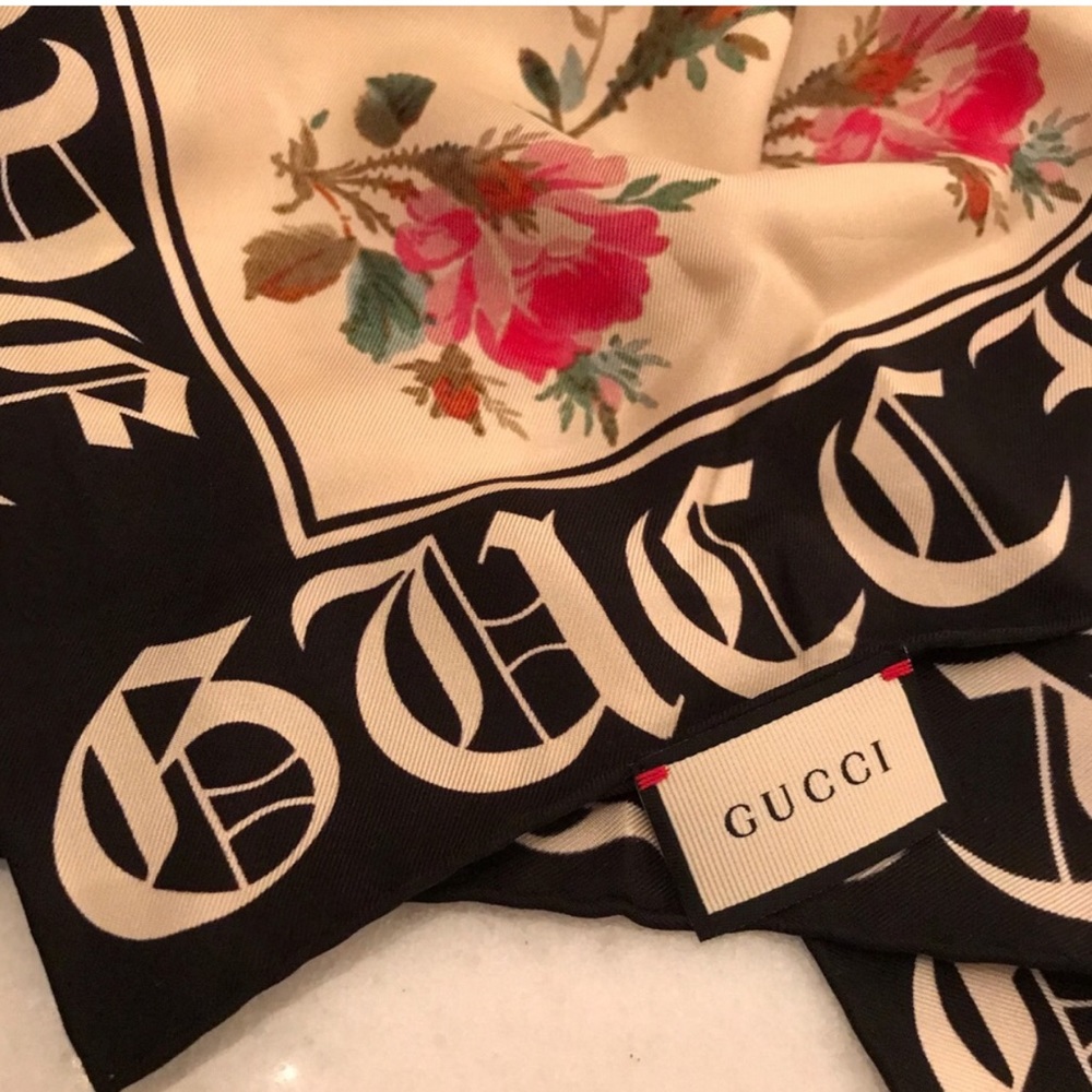 ⭐️SOLD⭐️Gucci Blind For Love Floral Silk Scarf - Picture 6 of 11
